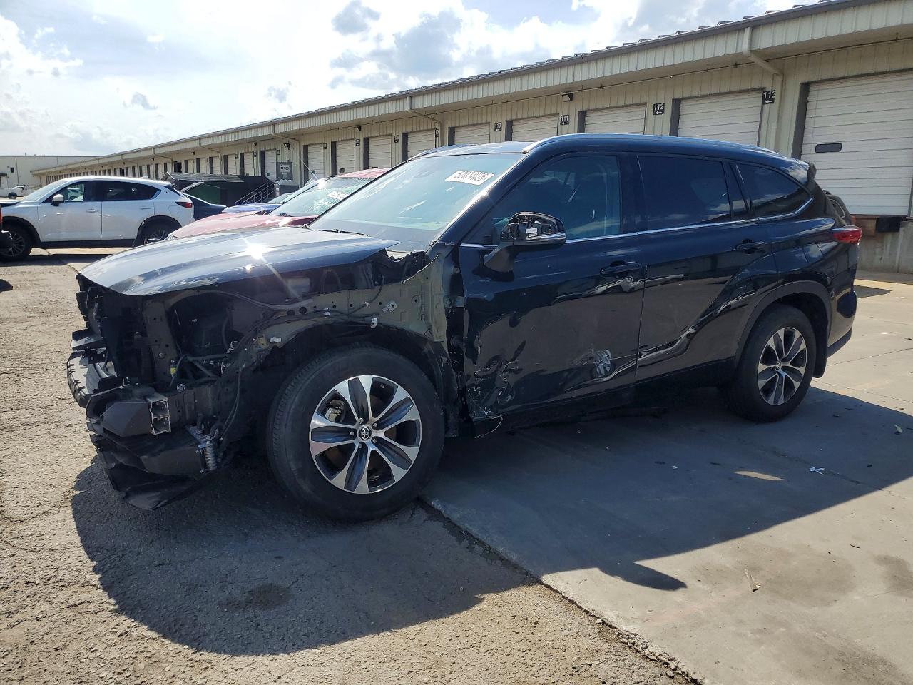 Salvage Toyota Highlander Image
