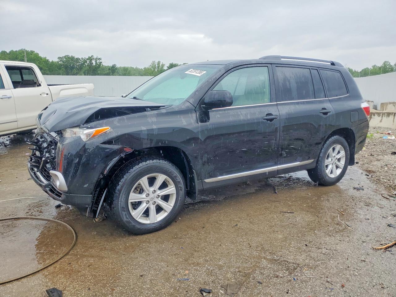 Salvage Toyota Highlander Image