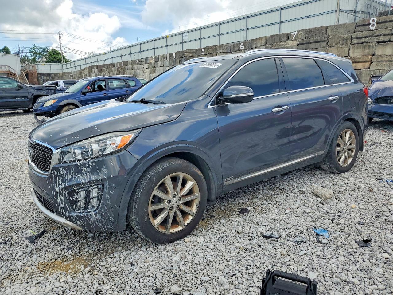 Salvage Kia Sorento Image