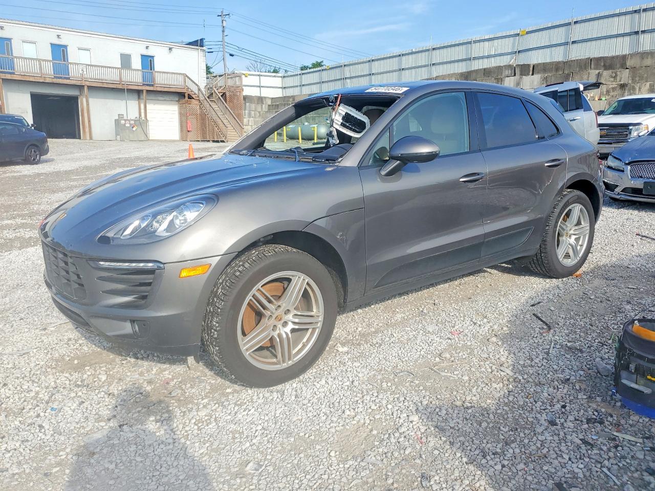 Salvage Porsche Macan Image