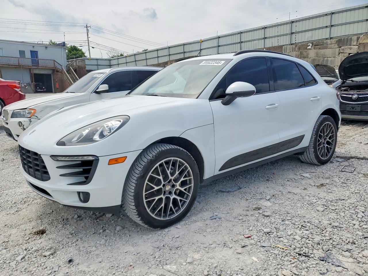 Salvage Porsche Macan Image