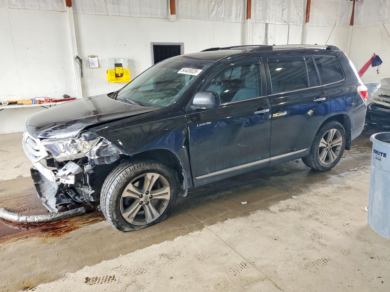 Salvage Toyota Highlander Image