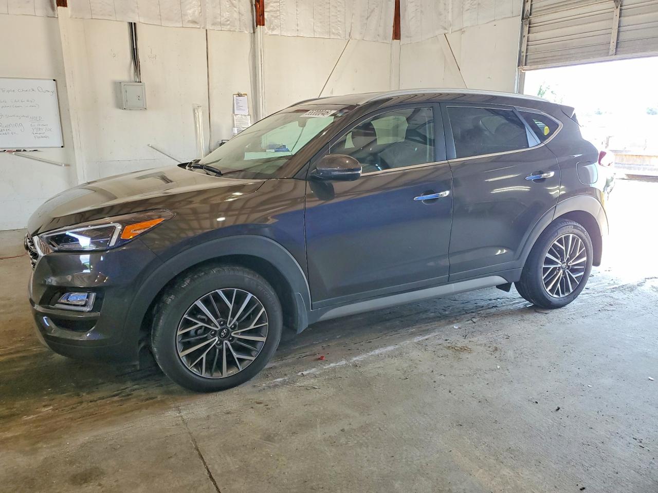 Salvage Hyundai TUCSON Image