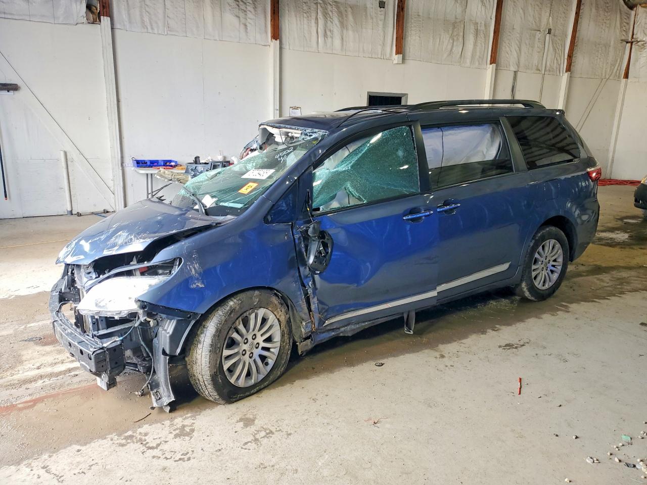 Salvage Toyota Sienna Image