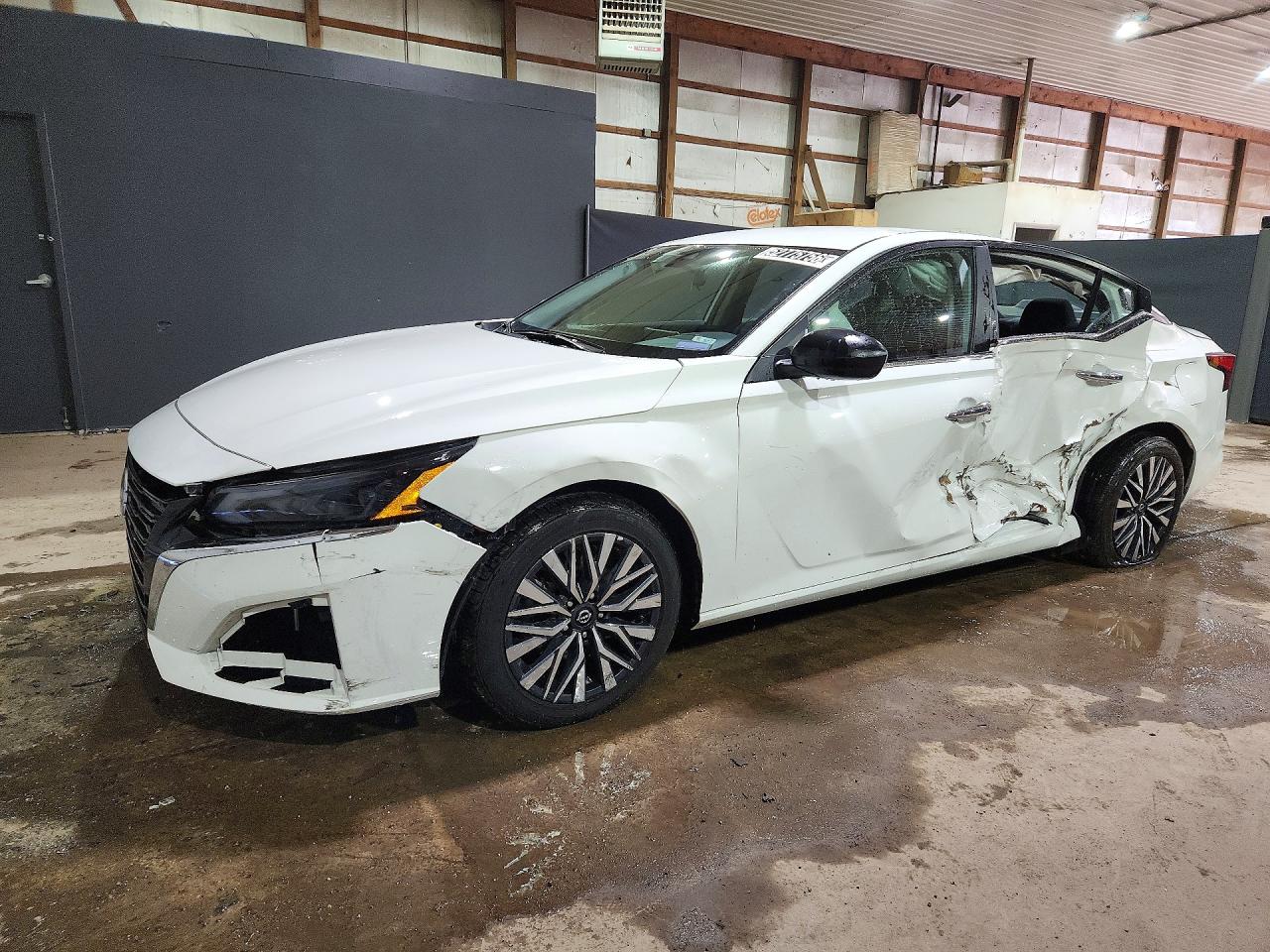 Salvage Nissan Altima Image