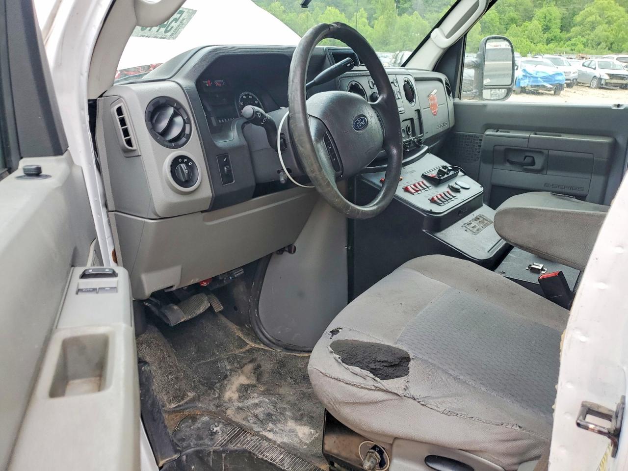 Ford Econoline E350 Super Duty Cutaway Van