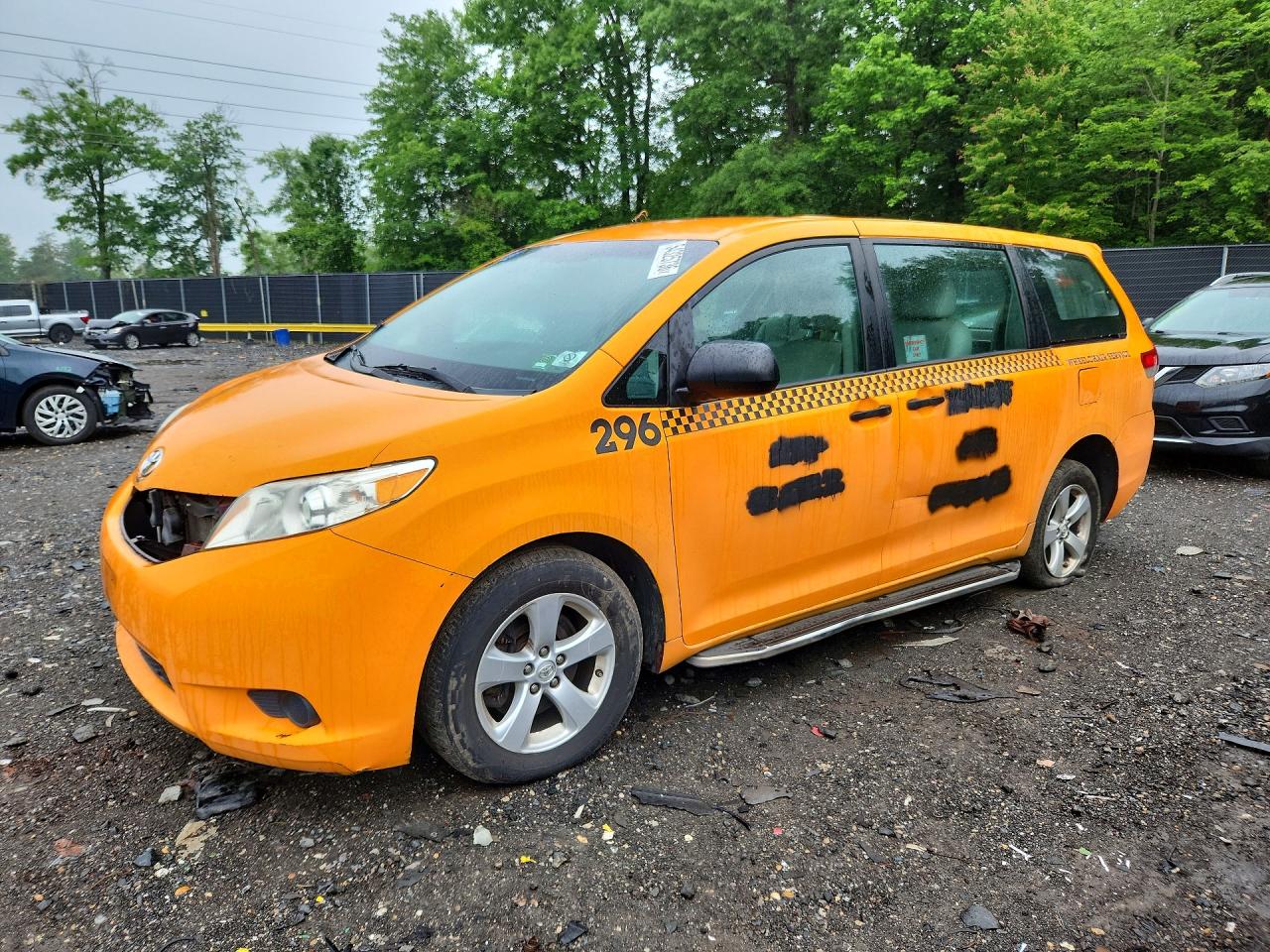 Salvage Toyota Sienna Image