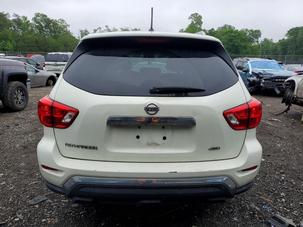 Nissan Pathfinder S