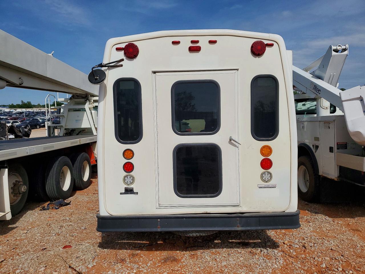 Ford Econoline E450 Super Duty Cutaway Van
