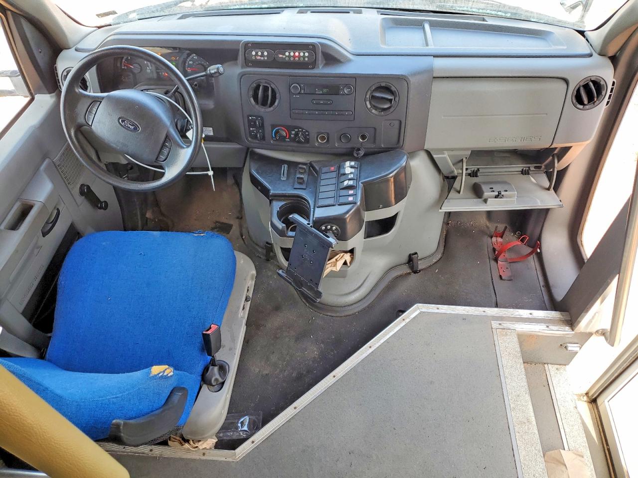 Ford Econoline E450 Super Duty Cutaway Van