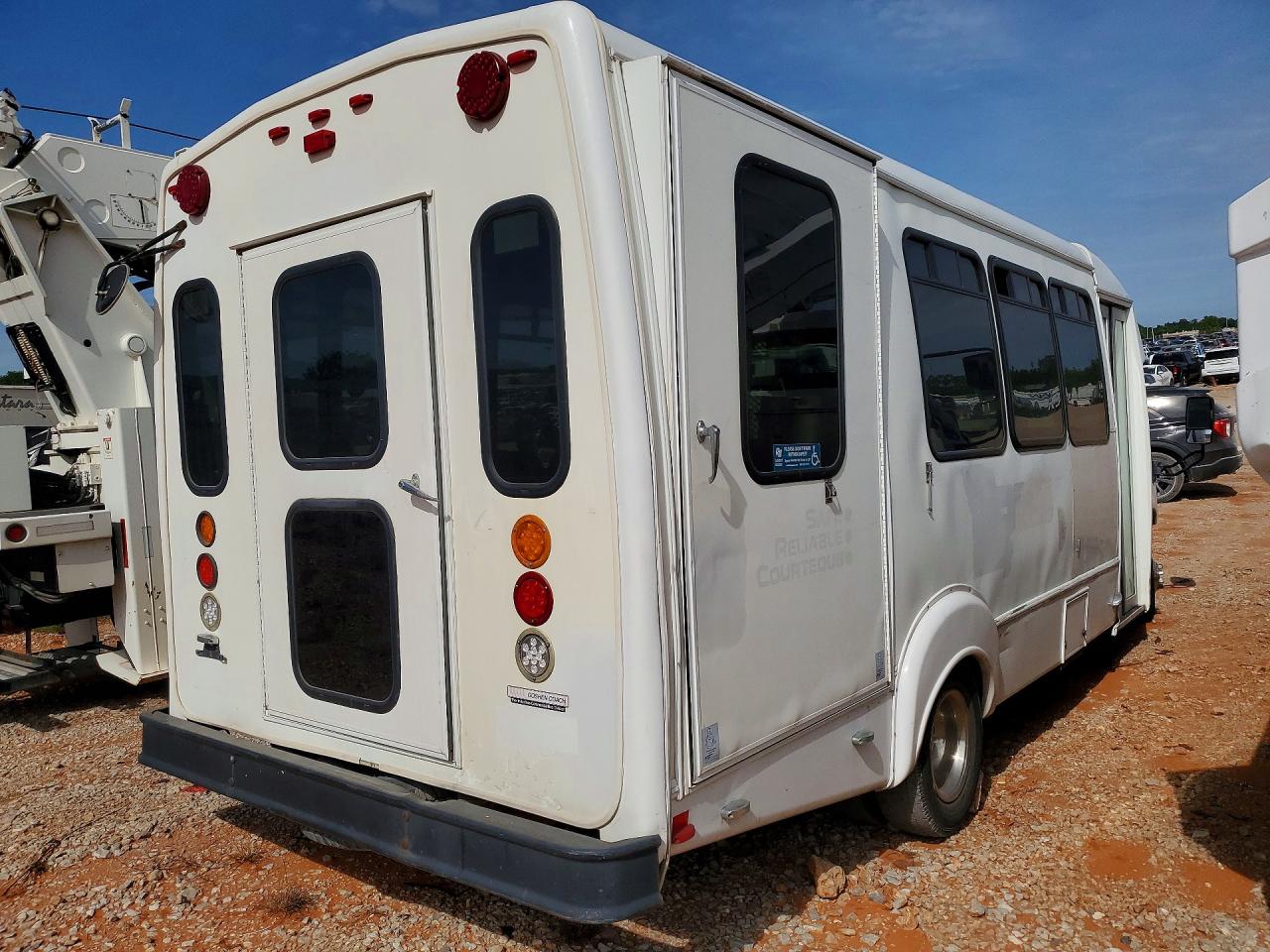 Ford Econoline E450 Super Duty Cutaway Van