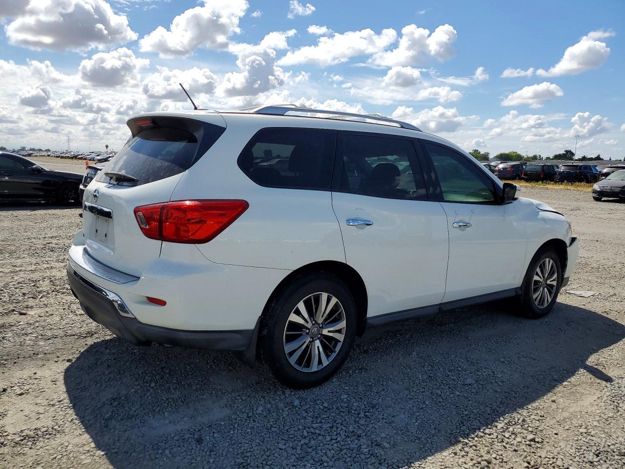 Nissan Pathfinder S