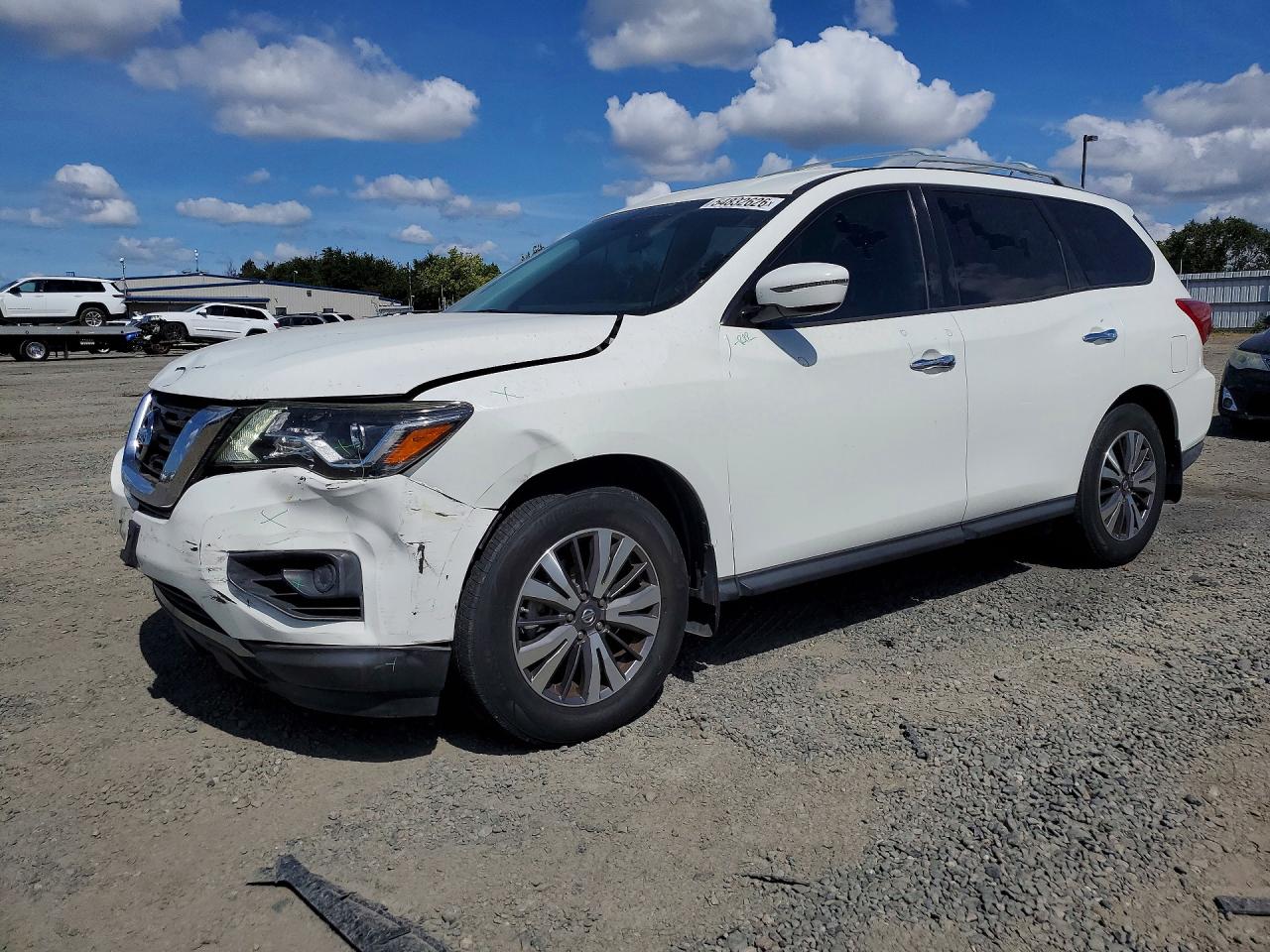 Salvage Nissan Pathfinder Image
