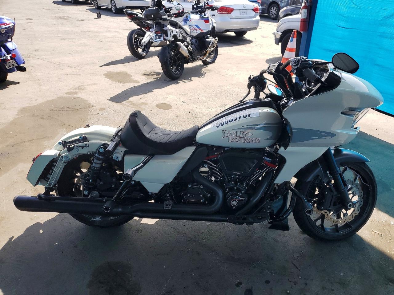 Salvage Harley-Davidson Fltrxstse Image