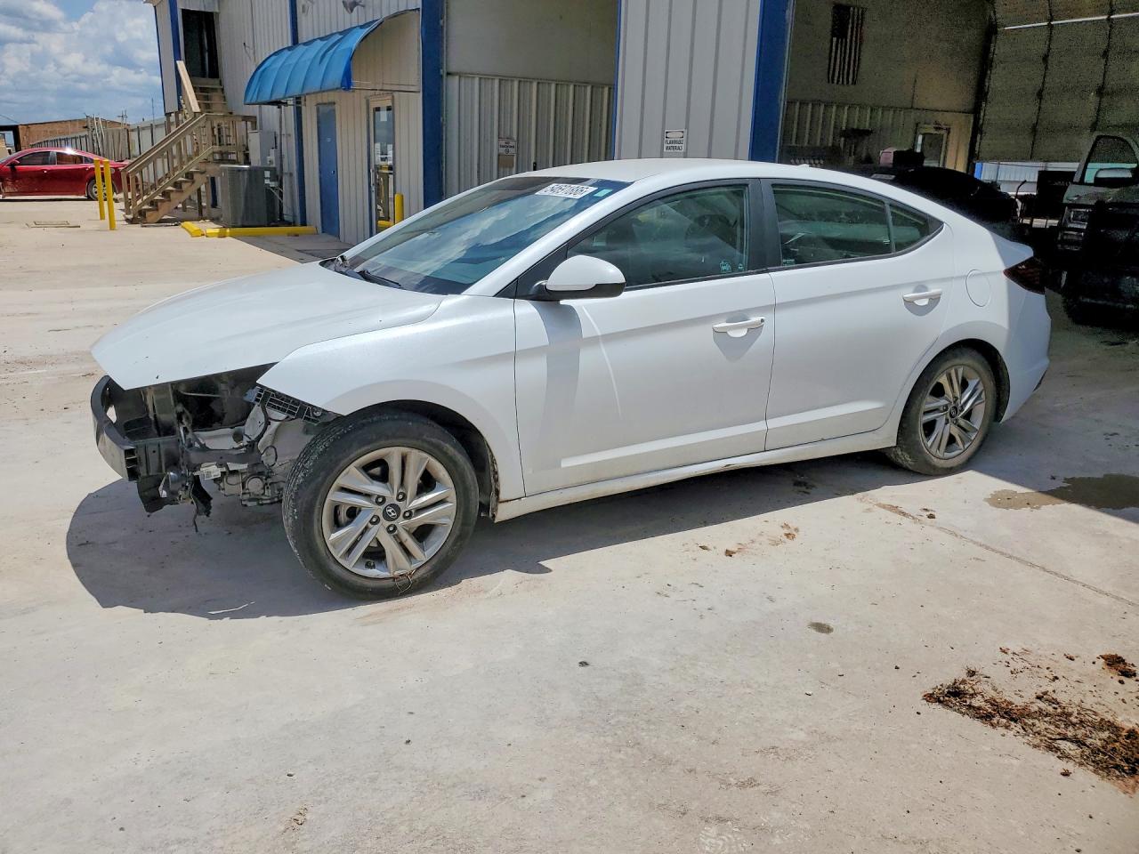Salvage Hyundai ELANTRA Image