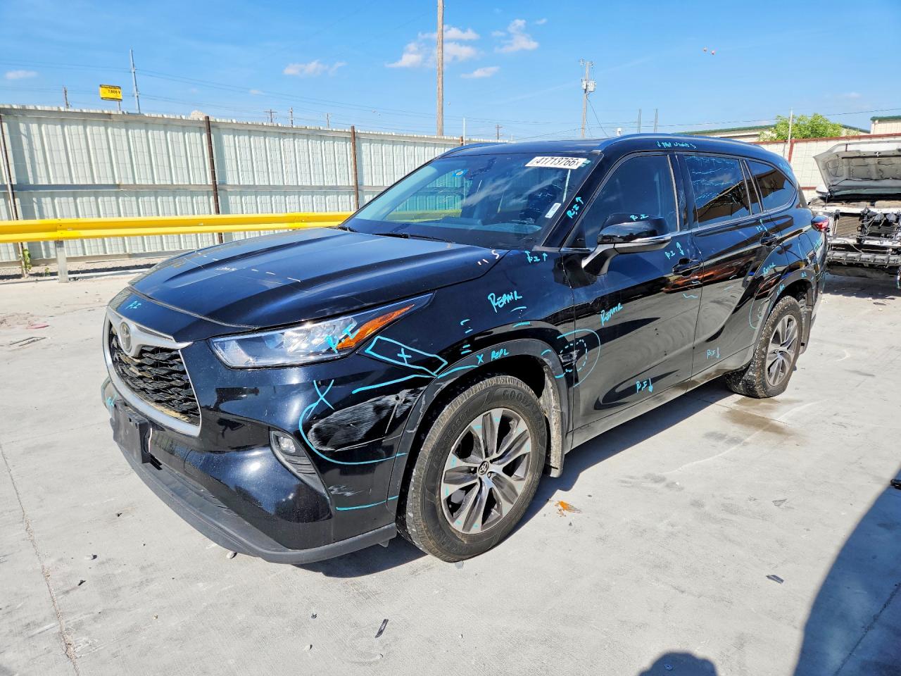 Salvage Toyota Highlander Image
