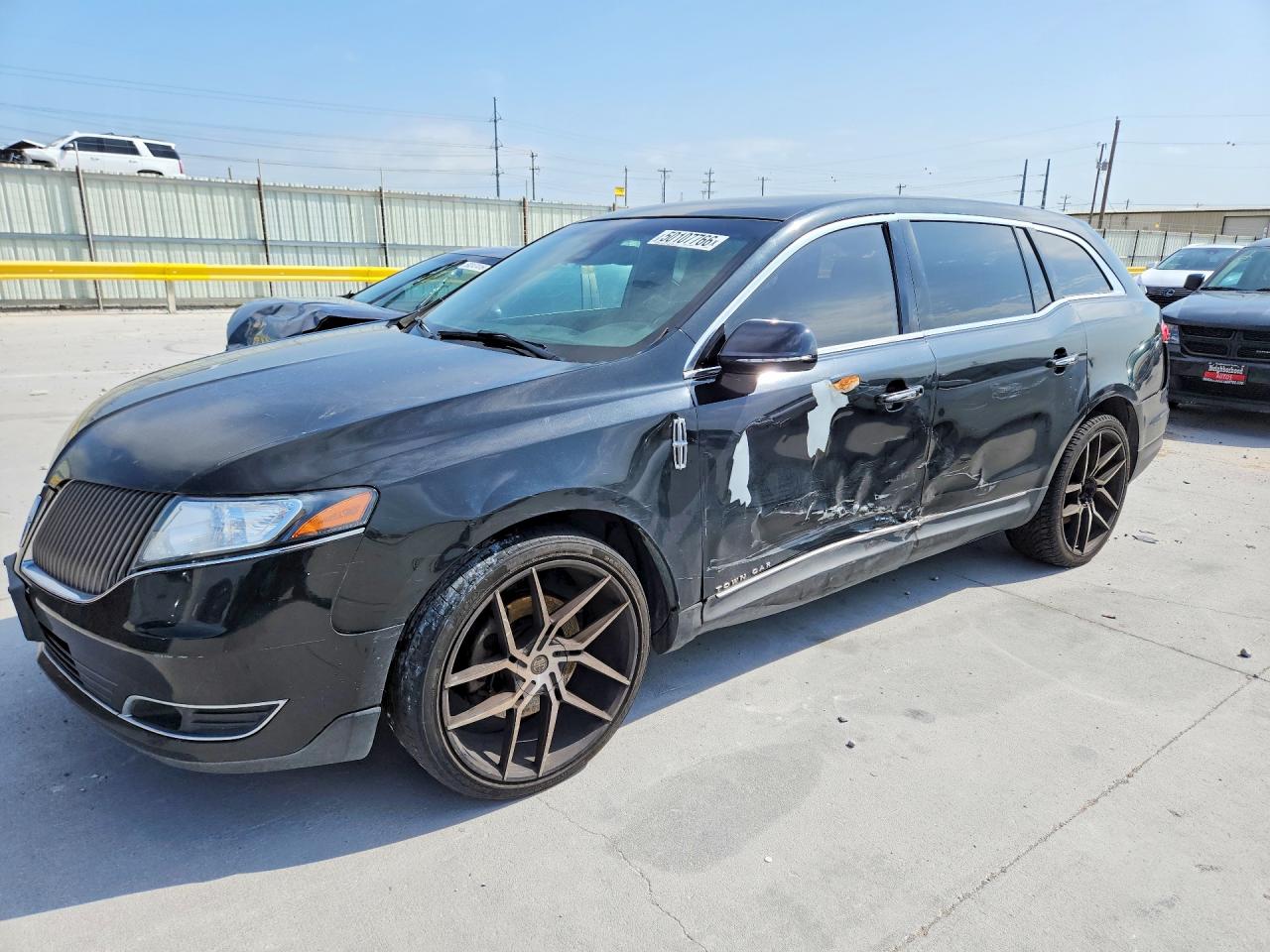 Salvage Lincoln MKT Image