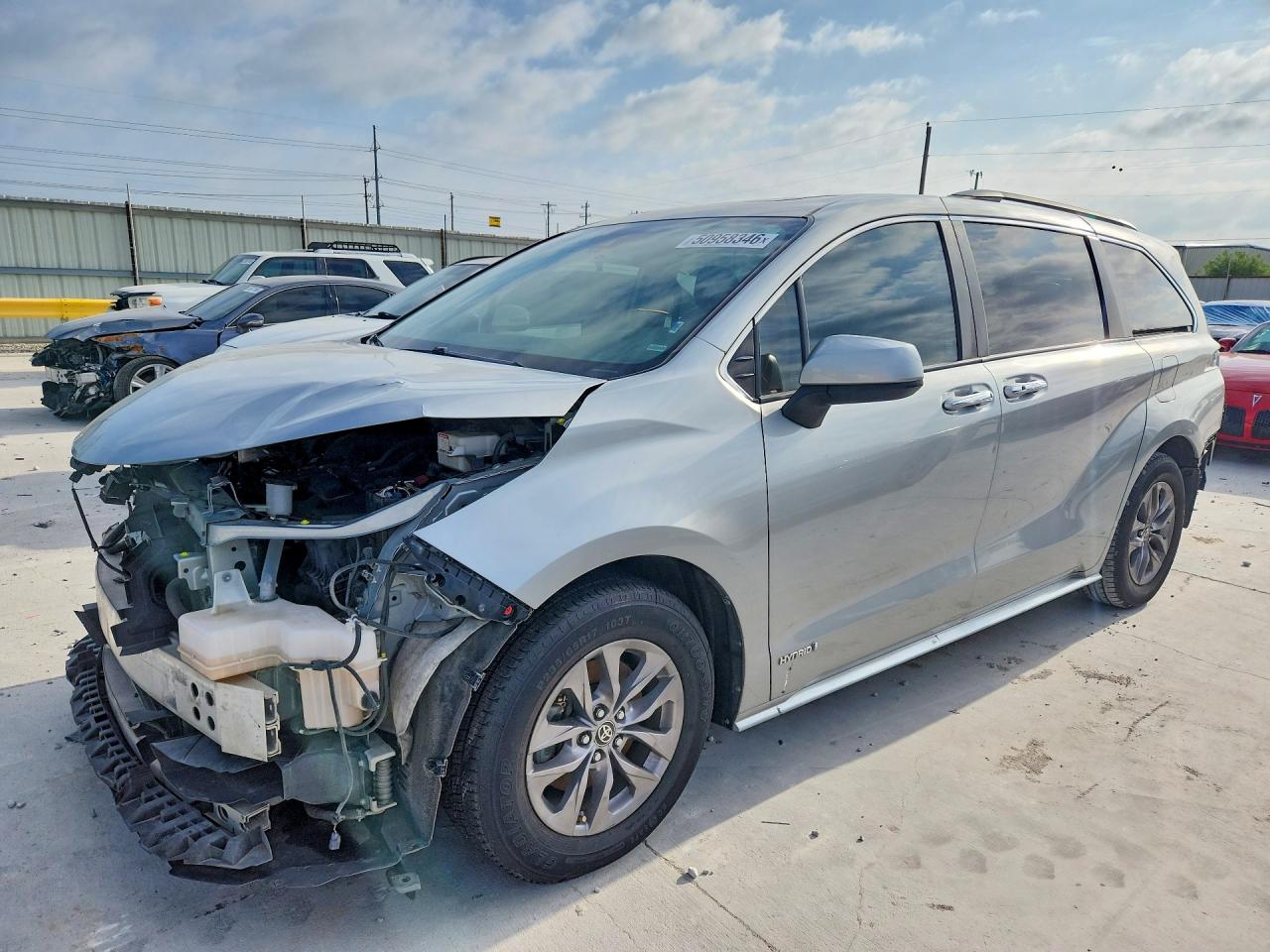 Salvage Toyota Sienna Image