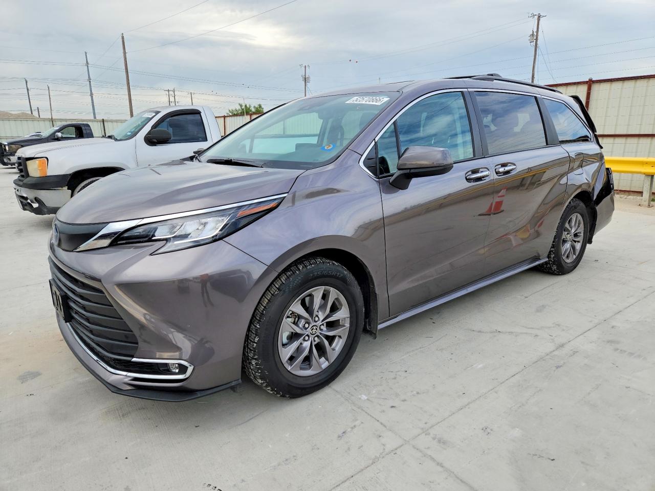 Salvage Toyota Sienna Image