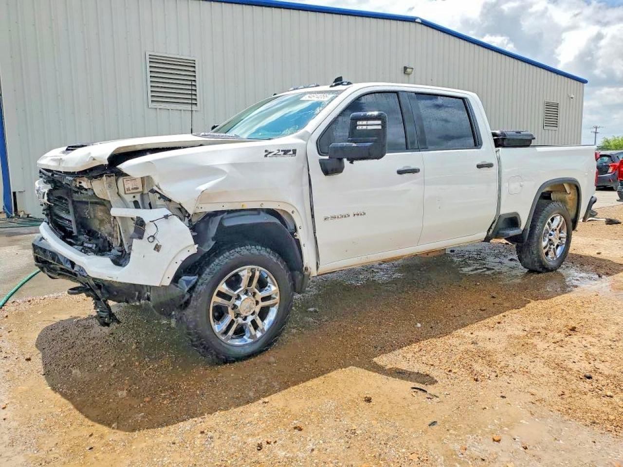 Salvage Chevrolet Silverado Image