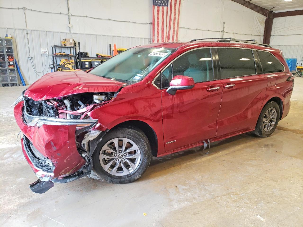Salvage Toyota Sienna Image