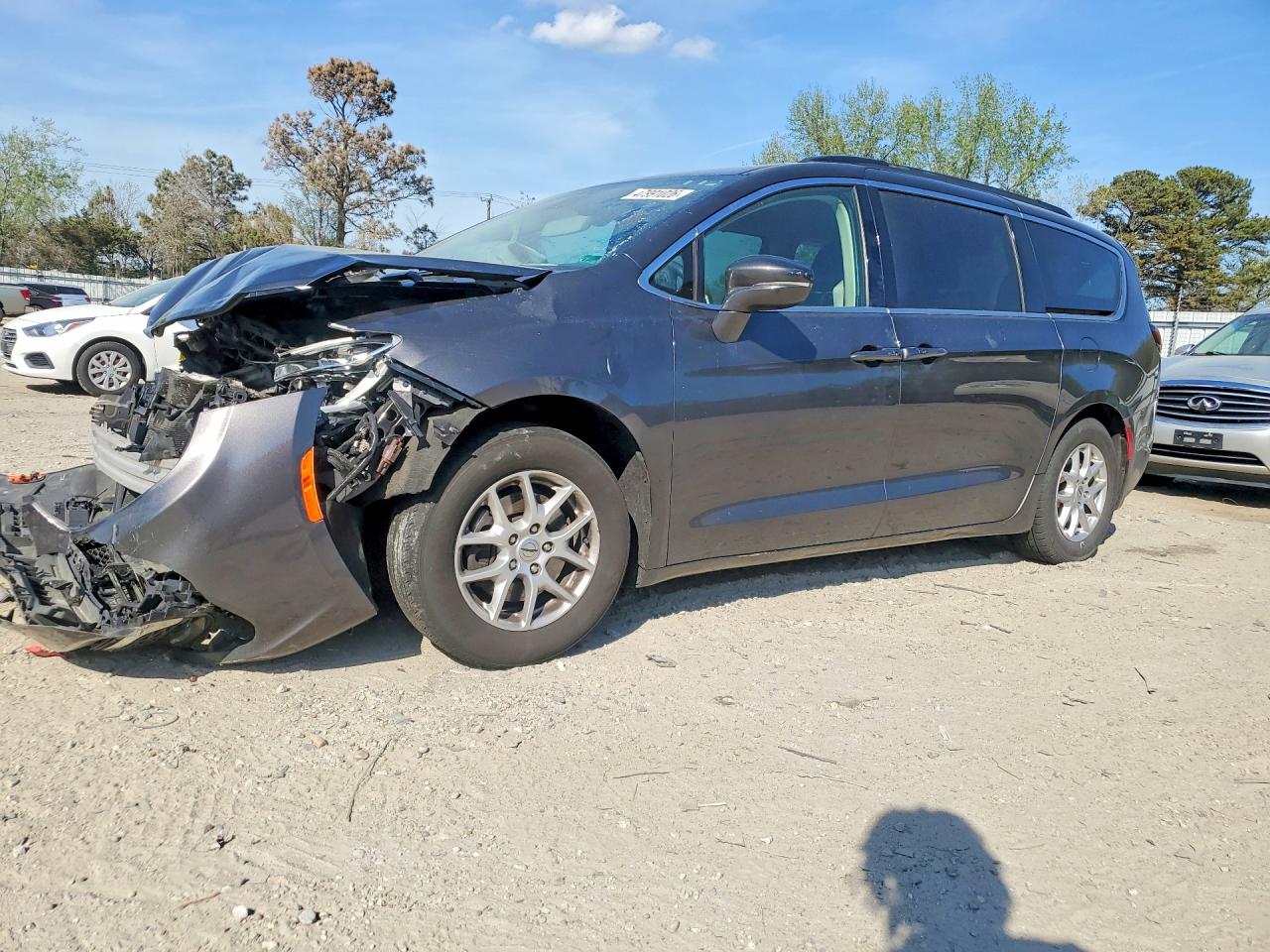 Salvage Chrysler Pacifica Image
