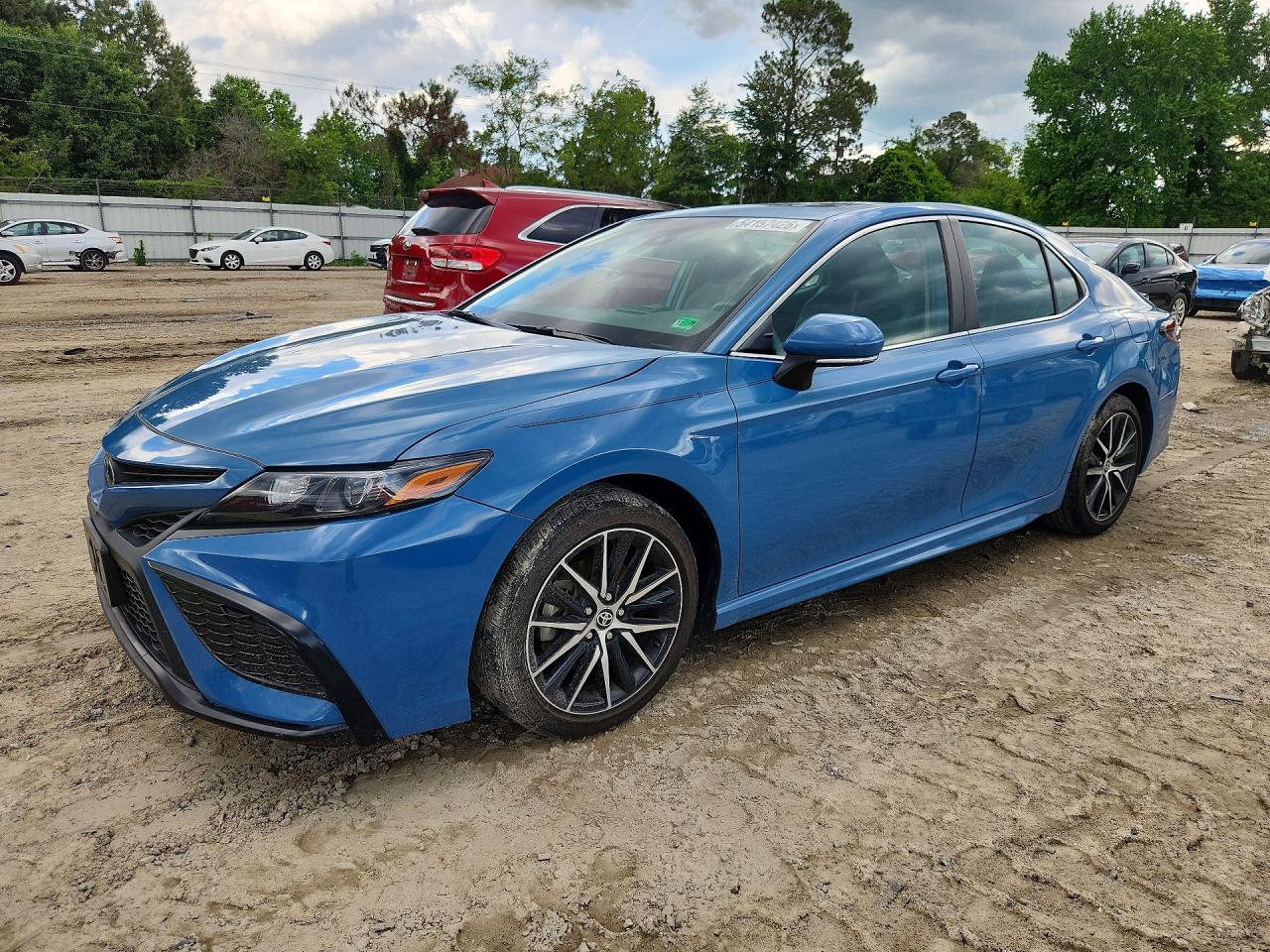 Salvage Toyota Camry Image