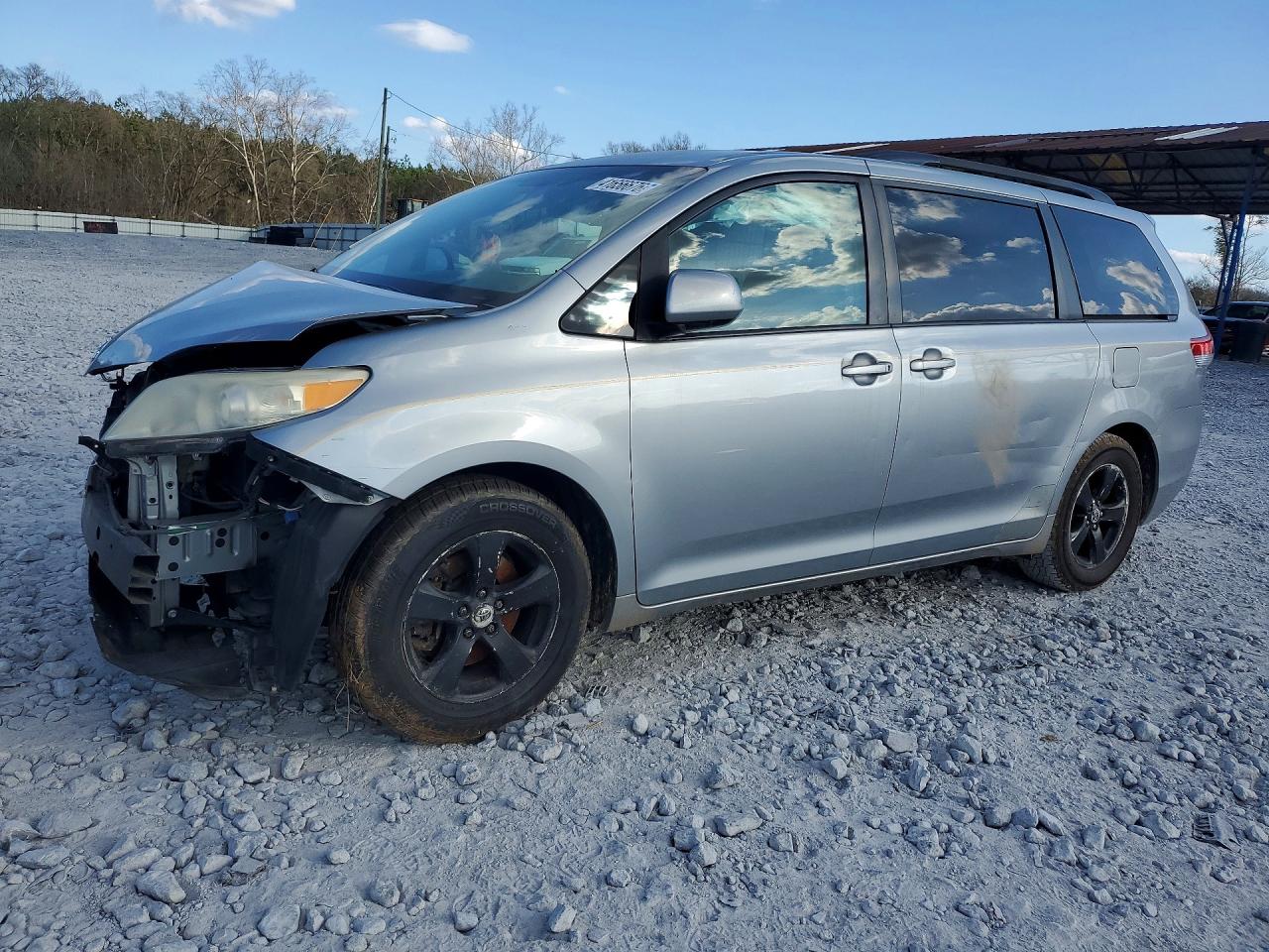 Salvage Toyota Sienna Image