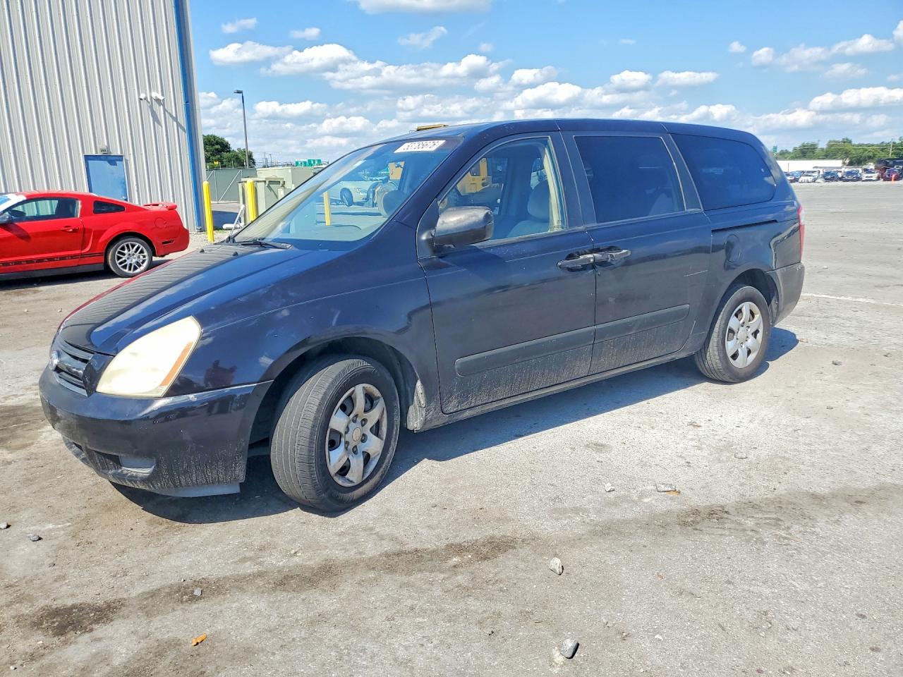 Salvage Kia Sedona Image