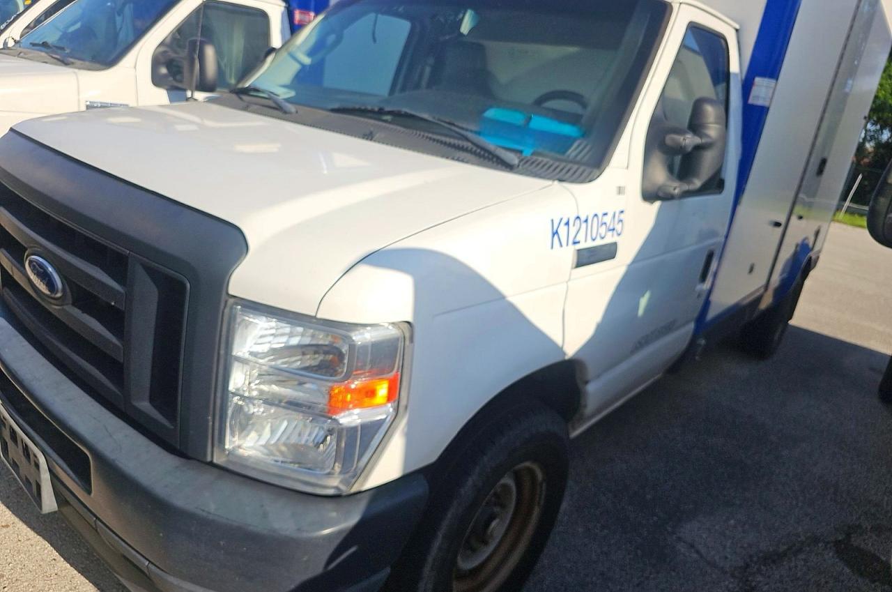 Ford Econoline E350 Super Duty Cutaway Van