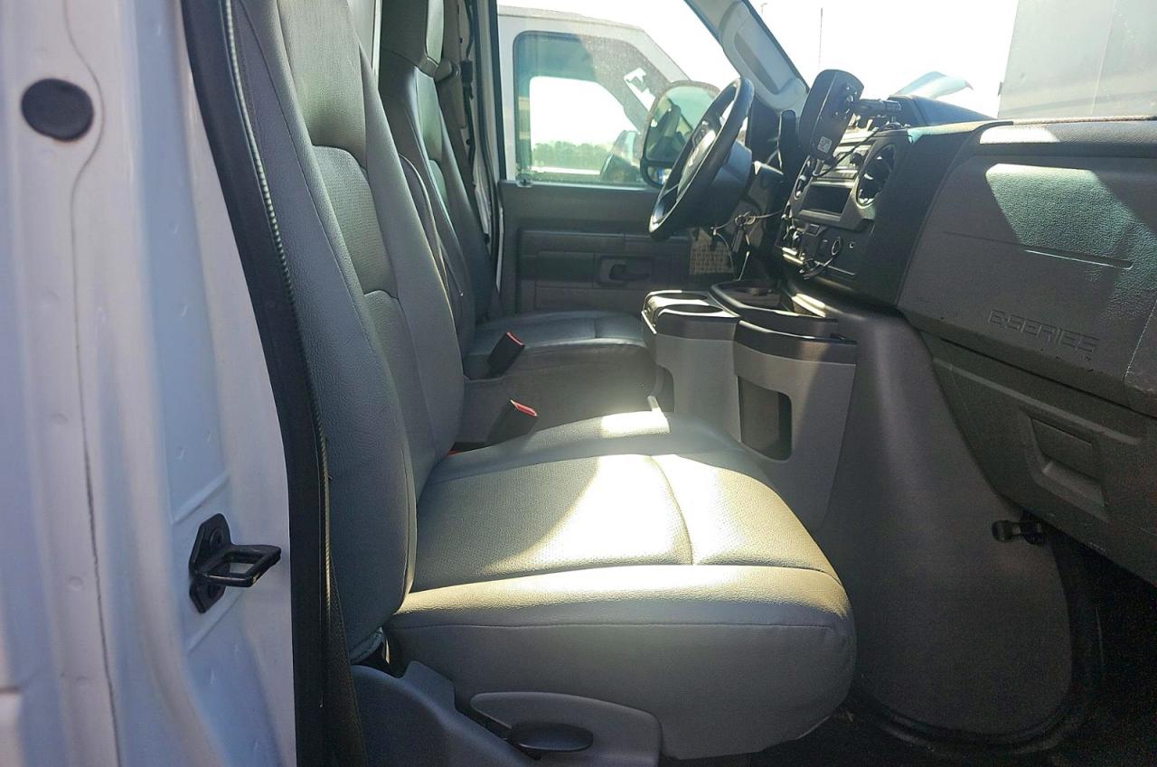 Ford Econoline E350 Super Duty Cutaway Van