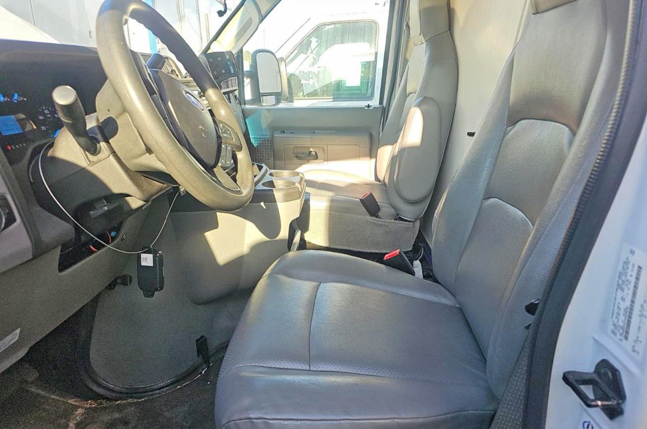 Ford Econoline E350 Super Duty Cutaway Van