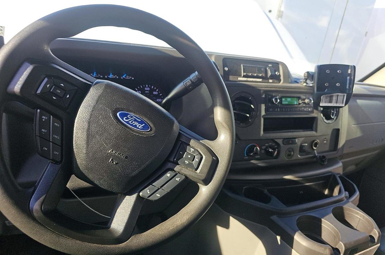 Ford Econoline E350 Super Duty Cutaway Van