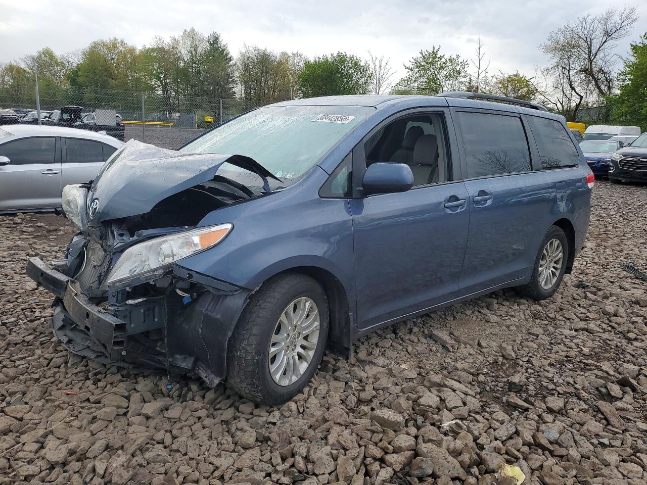 Salvage Toyota Sienna Image