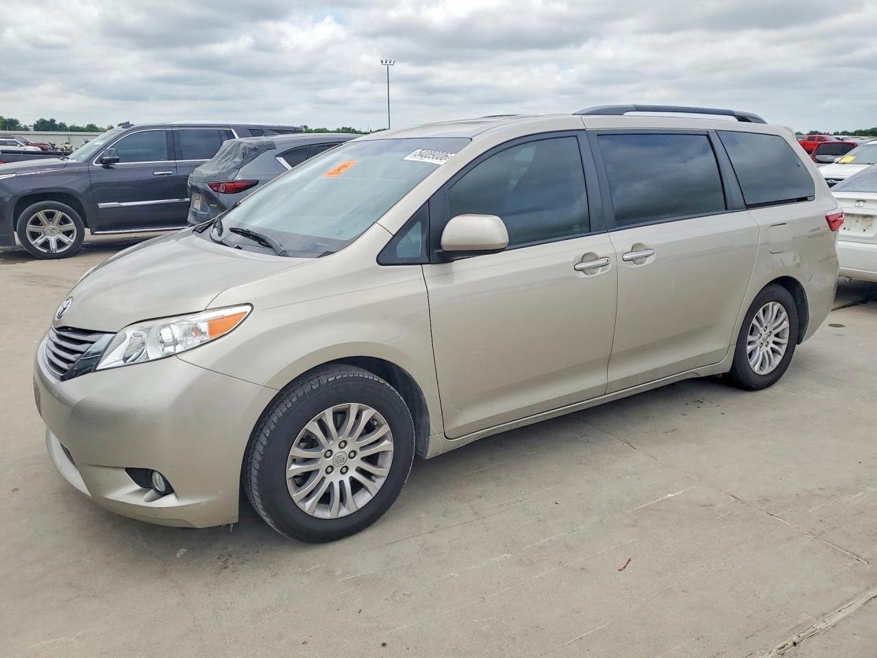 Salvage Toyota Sienna Image