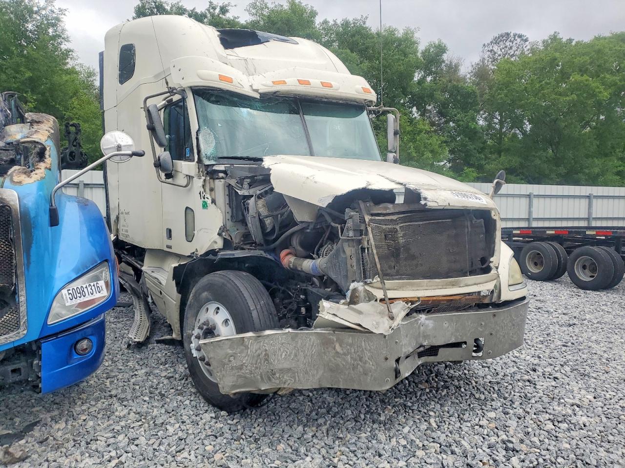 Salvage Freightliner Columbia Image