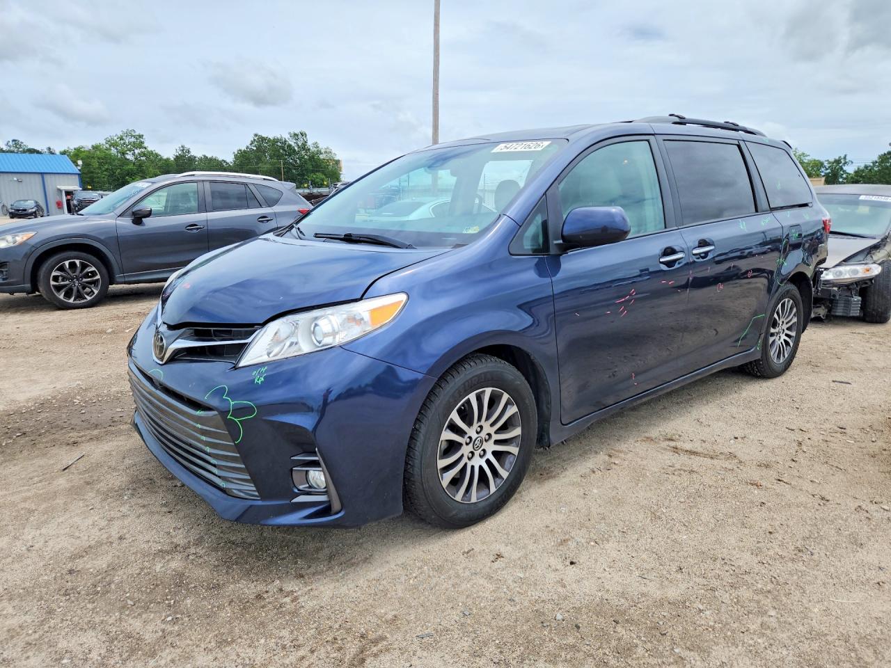 Salvage Toyota Sienna Image