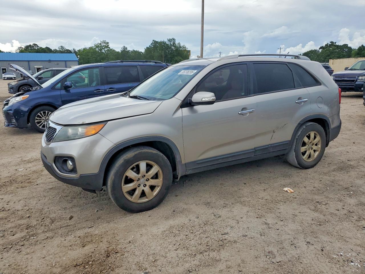 Salvage Kia Sorento Image