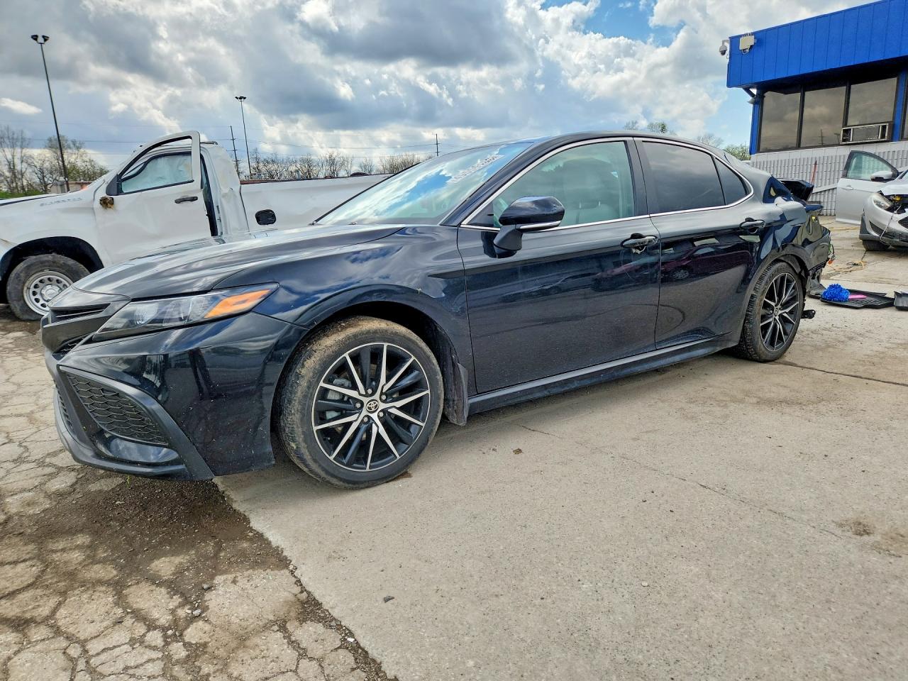 Salvage Toyota Camry Image
