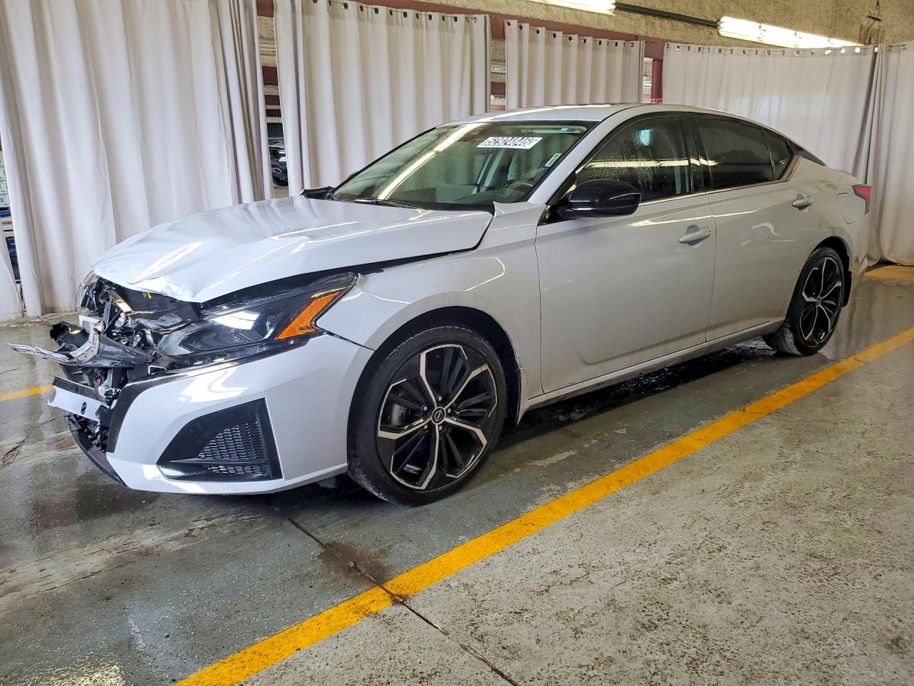Salvage Nissan Altima Image