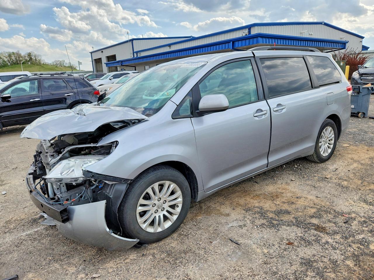 Salvage Toyota Sienna Image