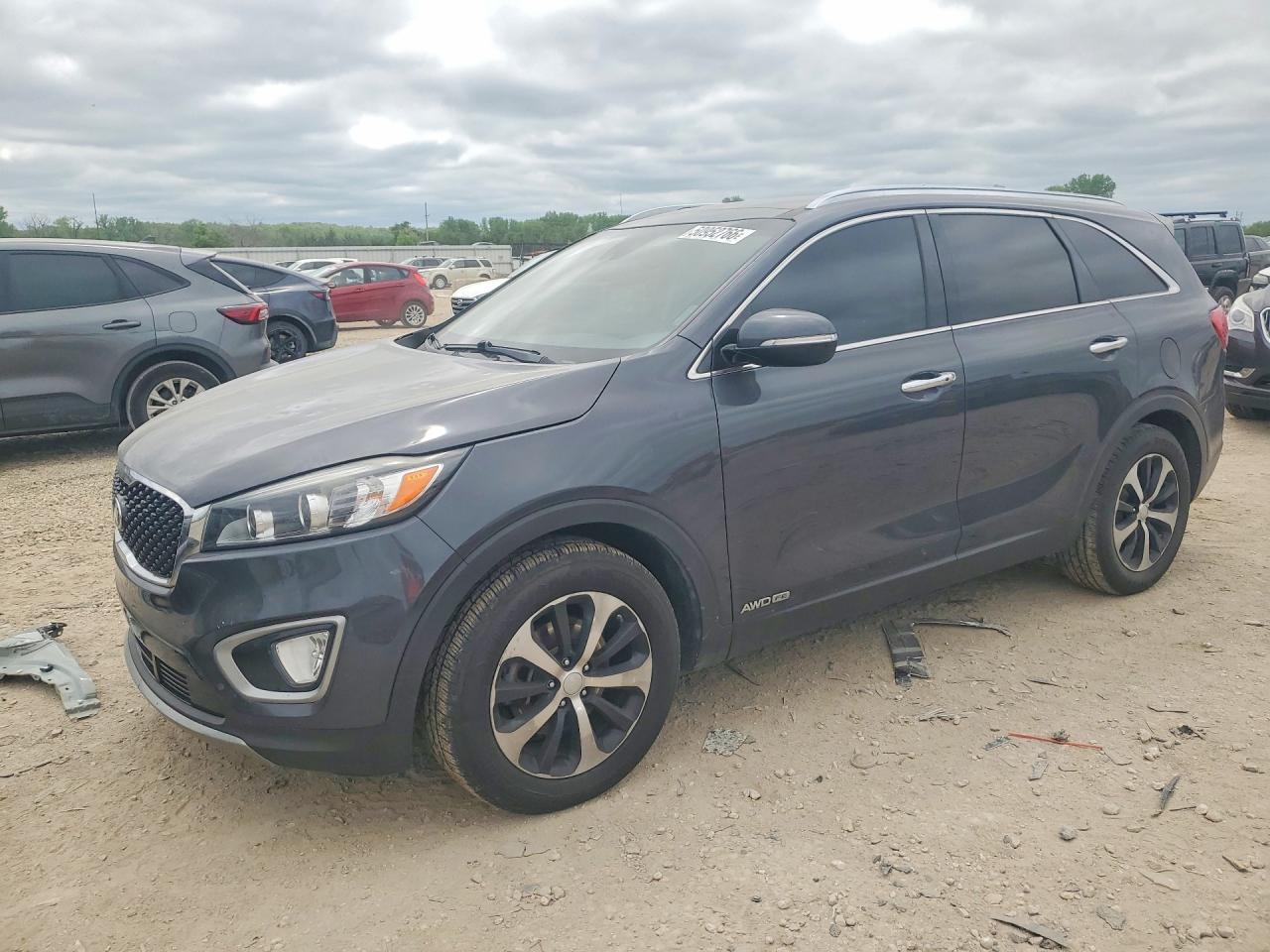 Salvage Kia Sorento Image