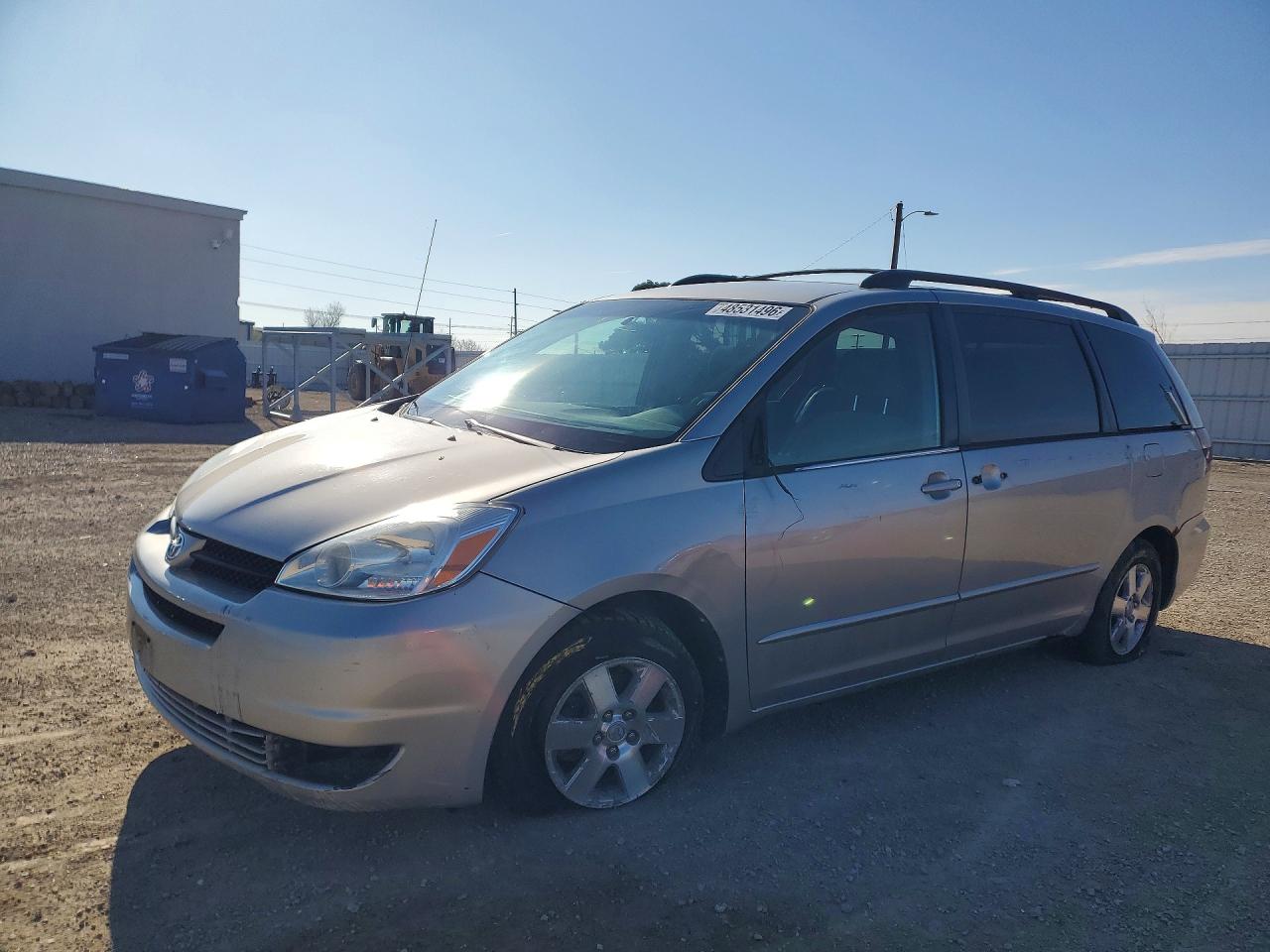 Salvage Toyota Sienna Image