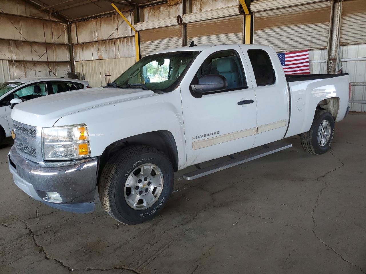 Salvage Chevrolet Silverado Image