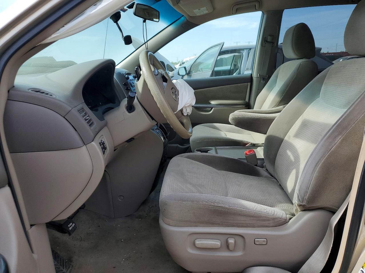 Toyota Sienna Le 8-passenger