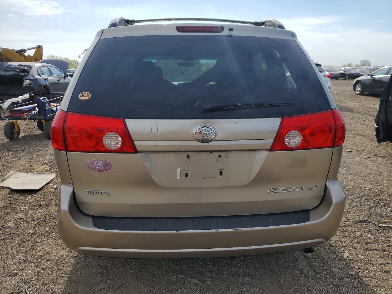 Toyota Sienna Le 8-passenger