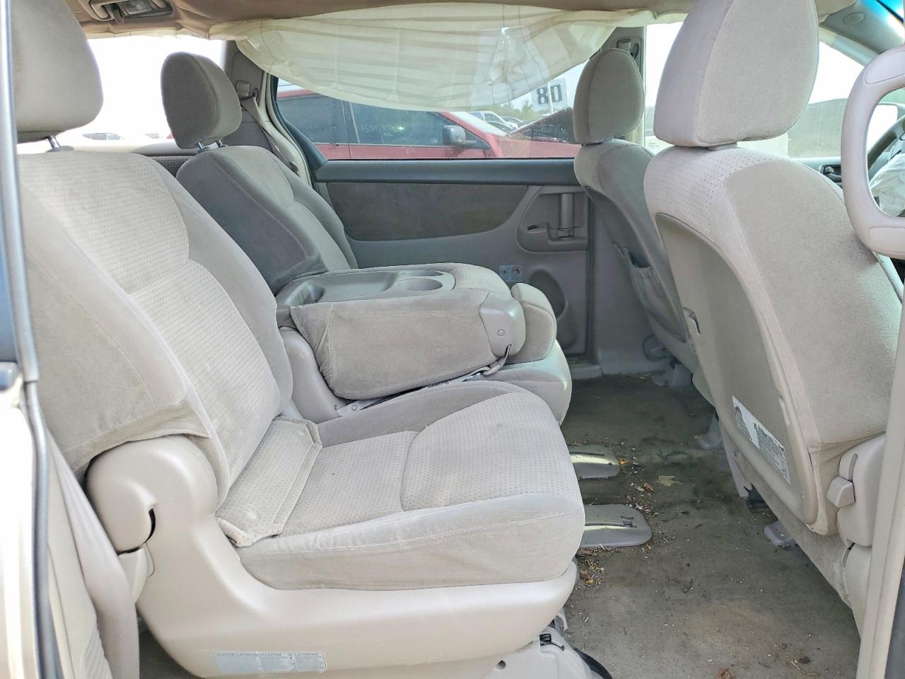 Toyota Sienna Le 8-passenger