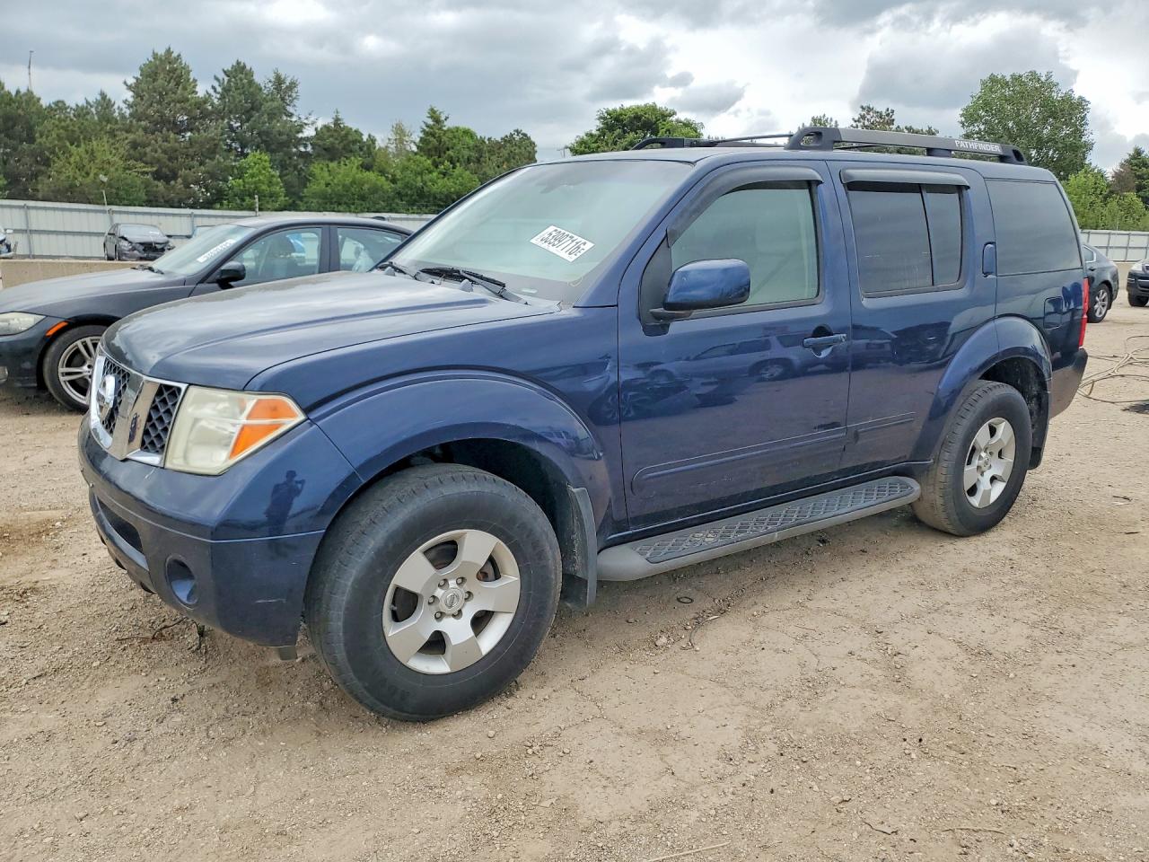 Salvage Nissan Pathfinder Image