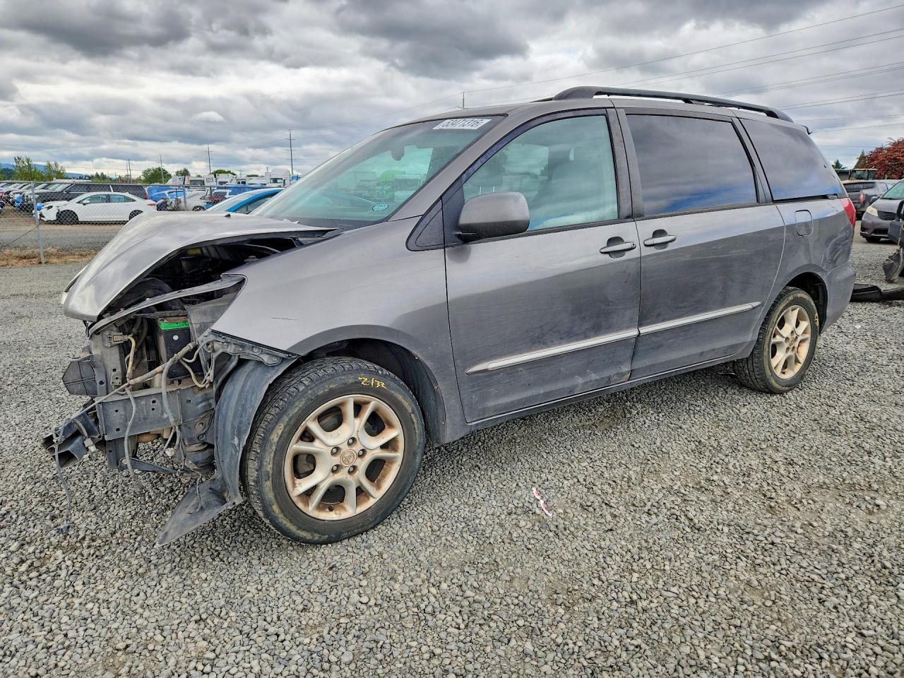 Salvage Toyota Sienna Image