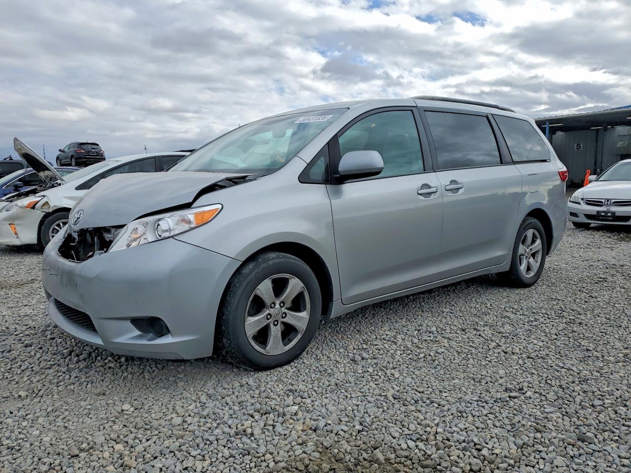 Salvage Toyota Sienna Image